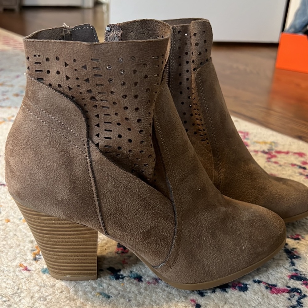 Women’s 8.5 brown ankle booties. Wild Diva. Never worn